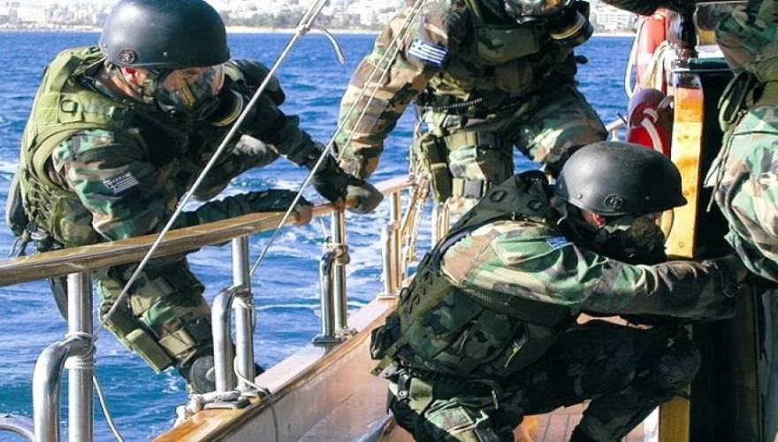 Ειδική επιχείρηση σε πλοίο κατάφορτο με όπλα και εκρηκτικά νοτίως της Κρήτης πραγματοποιεί το Λιμενικό (upd)