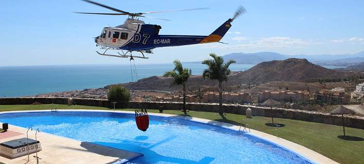 Οι δεξιότητες ενός πιλότου: Η στιγμή που ελικόπτερο παίρνει νερό από πισίνα για να σβήσει φωτιά [εικόνες]