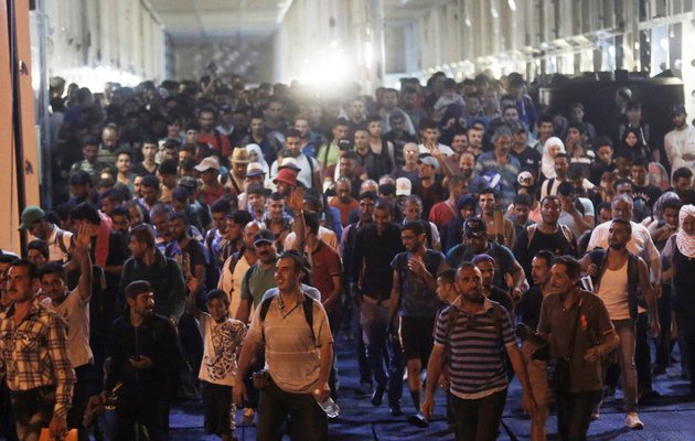 «Απόβαση» λαθρομεταναστών στον Πειραιά [εικόνες]