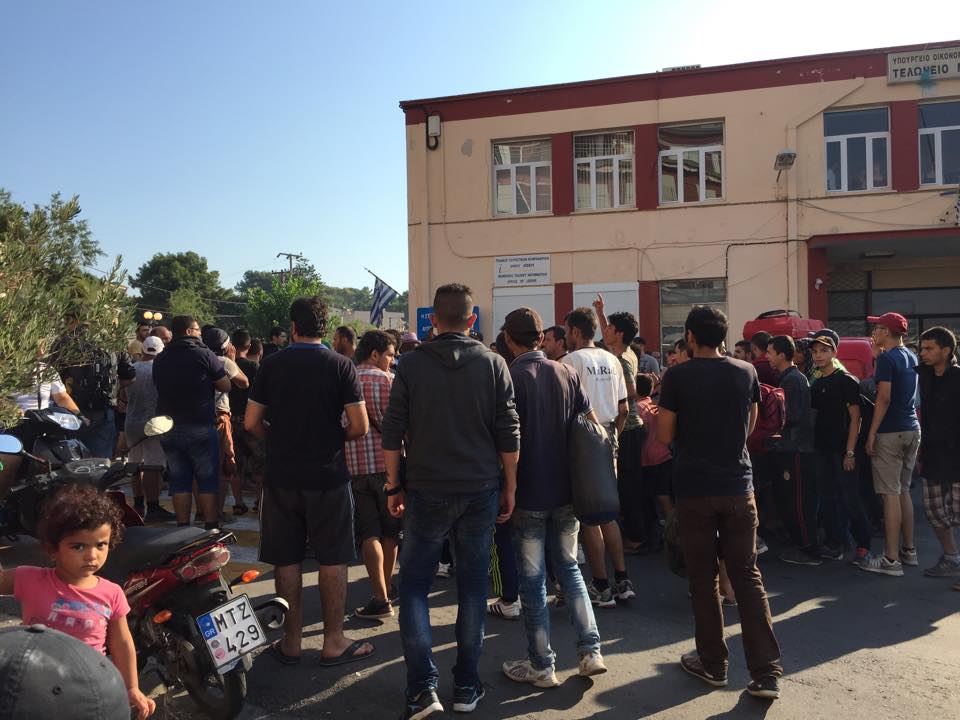 Τώρα – “Διαμαρτυρία”-εξέγερση λαθρομεταναστών στο λιμάνι Μυτιλήνης