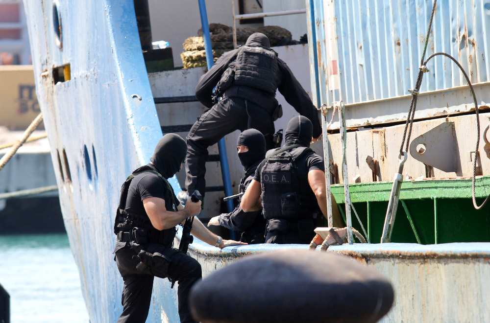 “Ρεσάλτο” του Λιμενικού στο «HADDAD 1» – Εντοπίστηκαν μεγάλες ποσότητες οπλισμού που προορίζονταν για το ISIL (εικόνες)