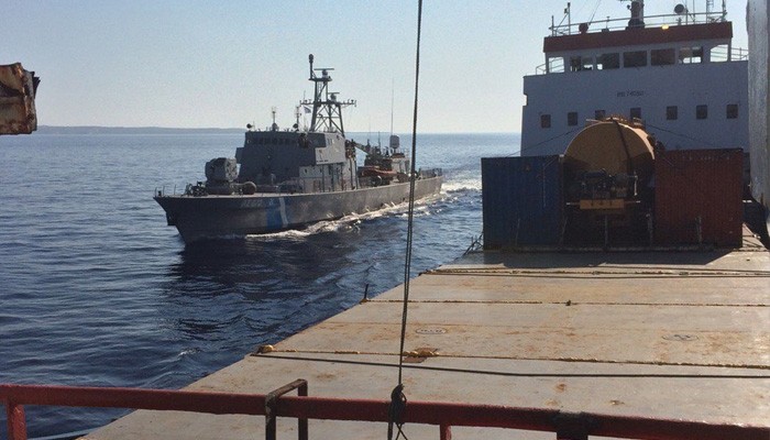 «Ξεψαχνίζουν» το πλοίο με τα όπλα και πυρομαχικά στο Ηράκλειο