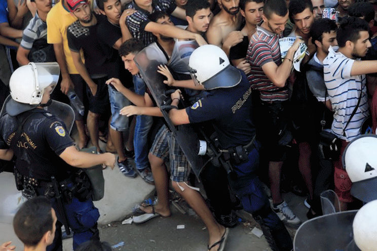 Μυτιλήνη: Λάθρομετανάστες επιχείρησαν να καταλάβουν το Blue Star 1! – Χειροβομβίδες κρότου -λάμψης από τους λιμενικούς