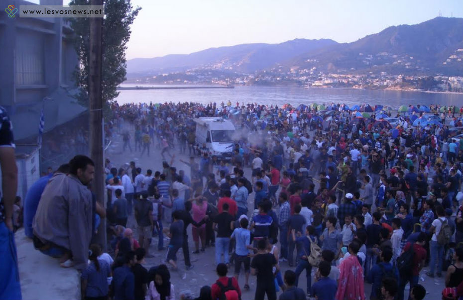 Η εξέγερση των λάθρο στην Λέσβο συνεχίζεται – Εκκένωση του λιμανιού από δυνάμεις της ΕΛ.ΑΣ και του Λιμενικού (εικόνες,vid)