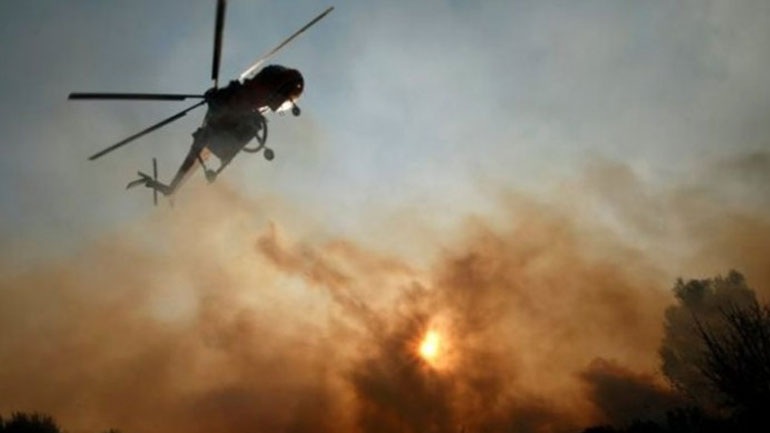 Σε εξέλιξη η φωτιά στη Σητεία