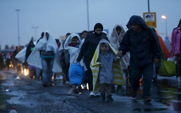 Εκατοντάδες λαθρομετανάστες συρρέουν στα σύνορα Ουγγαρίας – Αυστρίας [εικόνες]