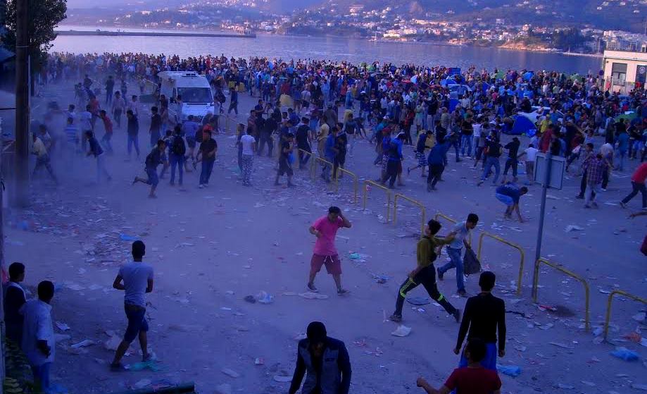 Χάος στη Λέσβο – Οι λάθρο κυνηγούν τους Ελληνες – Υπάλληλοι του δήμου κλείστηκαν σε κοντέινερ για να γλυτώσουν! (vid)