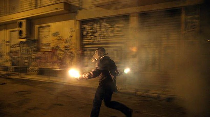 Επεισόδια μεταξύ κουκουλοφόρων και Αστυνομίας στα Εξάρχεια τα ξημερώματα