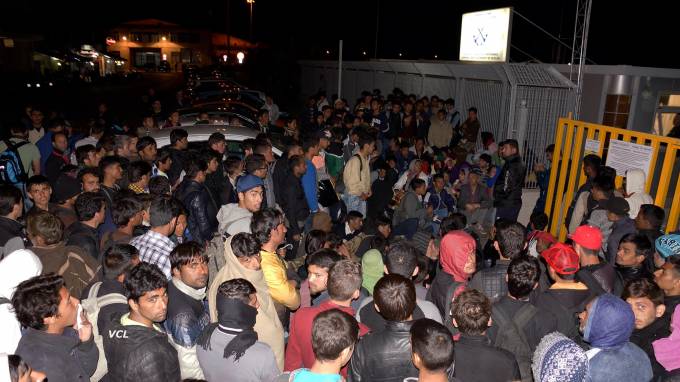 «Εγκλωβισμένο» το «Ελευθέριος Βενιζέλος» στη Λέσβο από 20.000 λάθρο – Δύο διμοιρίες των ΜΑΤ ενισχύουν την ΕΛ.ΑΣ