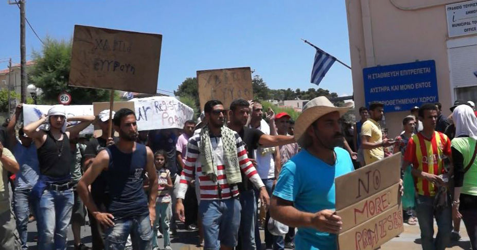 Οι “λάθρο” στη Μυτιλήνη απειλούν τους Έλληνες – Σήκωσαν πλακάτ με σύνθημα “we will destroy the island” (εικόνες)