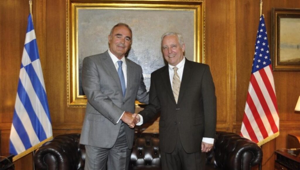 Ο αμερικανός πρέσβης στο ΥΠΕΘΑ – Συνεχίζεται η πίεση για να μην επιτραπεί η διέλευση ρωσικών αεροσκαφών