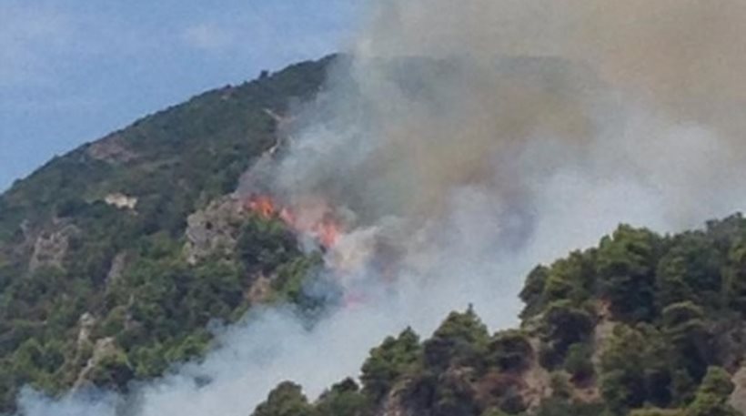 Κέρκυρα: Ξέσπασε πυρκαγιά σε χαμηλή βλάστηση στην περιοχή Αχαράβη