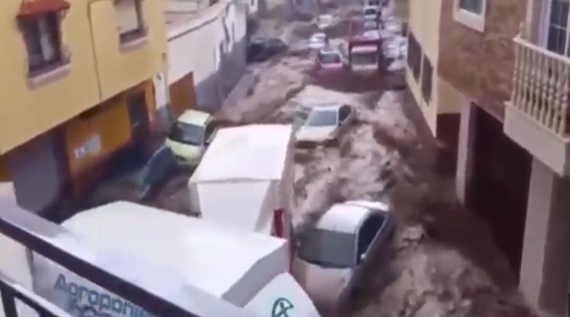 Μεγάλες καταστροφές σε όλη τη NA Ισπανία: Αυτοκίνητα παρασέρνονται σαν καρυδότσουφλα (vid)