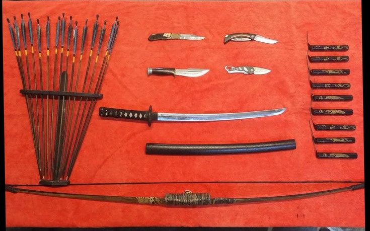 Όπλα, μαχαίρια, τόξο και σπαθί σε σπίτι στη Μήλο