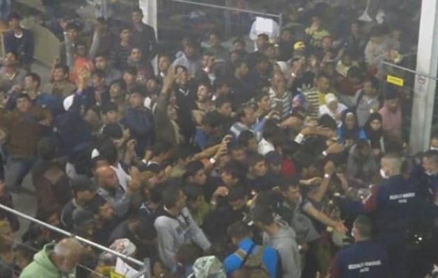 Ουγγαρία: Πετούν από μακριά φαγητό στους πρόσφυγες και στους λάθρο σαν να είναι σε στάβλο (vid)