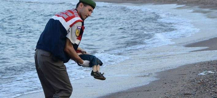 Με την φωτογραφία του άτυχου Αϊλάν κάνουν προπαγάνδα οι ισλαμιστές [εικόνες]