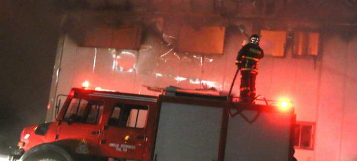 Σε εξέλιξη μεγάλη φωτιά σε αποθήκη στην Παλλήνη