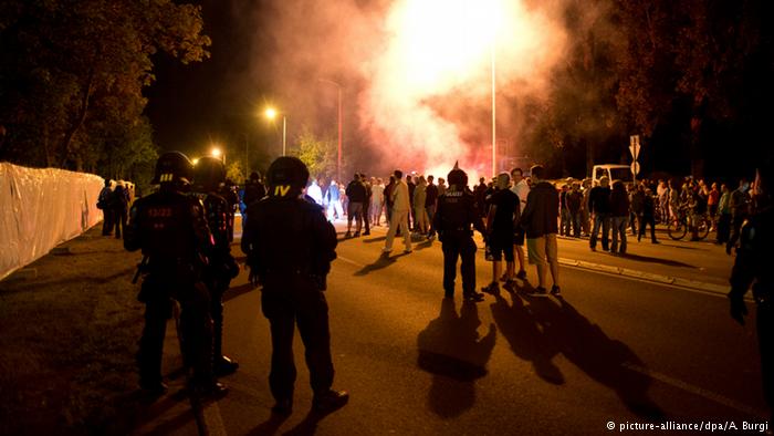 Γερμανία: Βάζουν τους πρόσφυγες σε στρατόπεδο συγκέντρωσης των Ναζί!