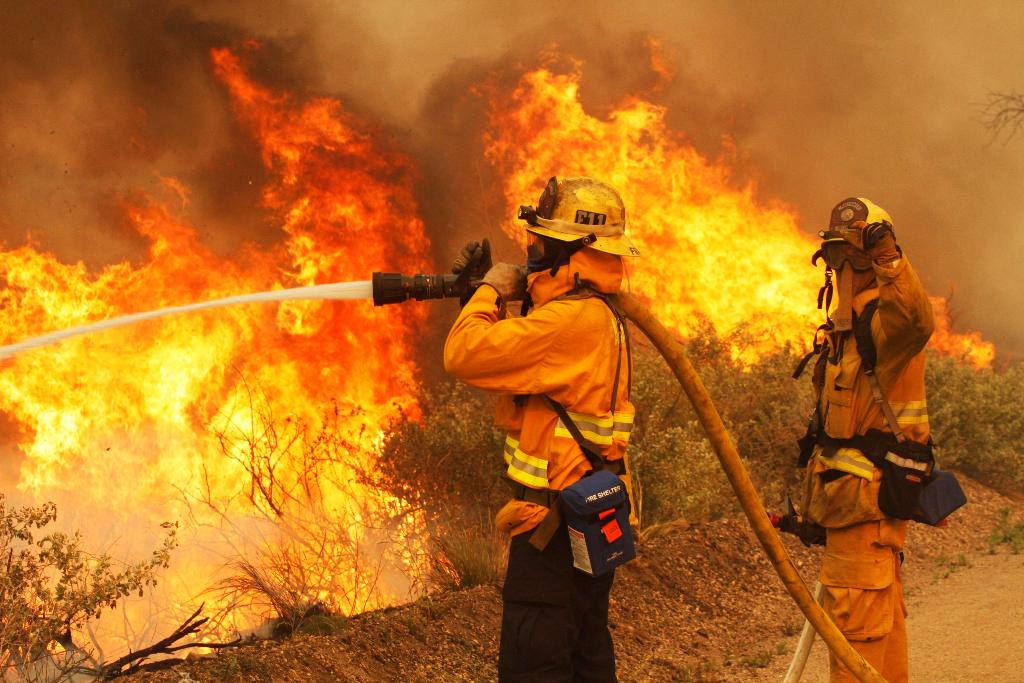 Σε κατάσταση εκτάκτου ανάγκης η Καλιφόρνια από την πύρινη κόλαση (φωτο)