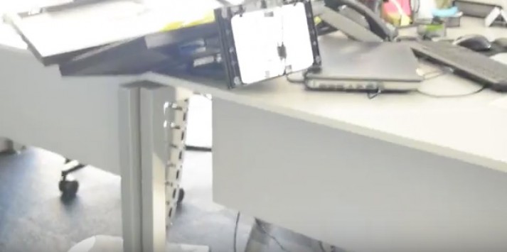 Aναρχικοί επιτέθηκαν στα γραφεία του ΤΑΙΠΕΔ και τα διέλυσαν (βίντεο)