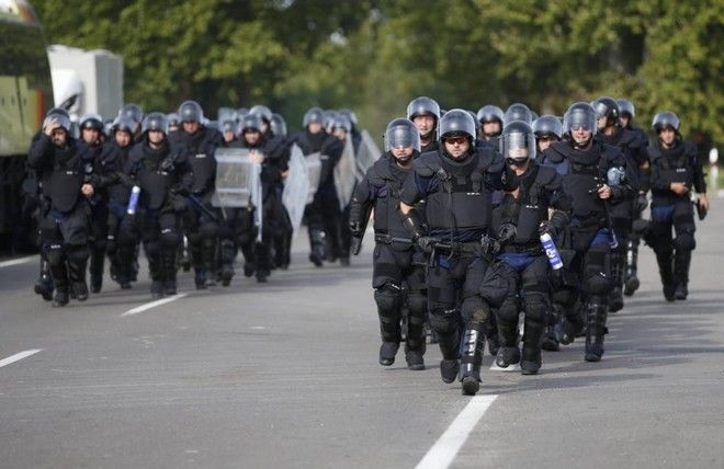 Τουλάχιστον 30 τραυματίες από τις συμπλοκές αστυνομίας – “λαθρο” στα σύνορα Ουγγαρίας – Σερβίας