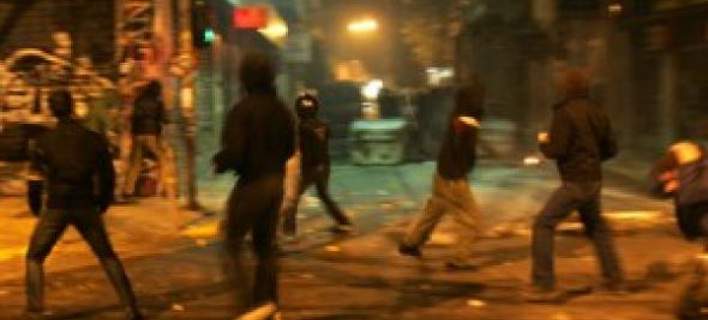 Άγνωστοι πέταξαν μολότοφ σε αστυνομικό τμήμα Εξαρχείων- 3 αστυνομικοί τραυματίστηκαν