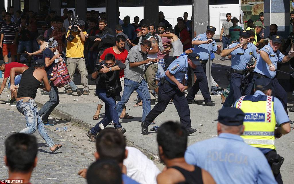 Σκηνές χάους στην Κροατία: Άγριες συγκρούσεις λαθρομεταναστών για μια θέση στο τρένο της ελπίδας (φωτο)