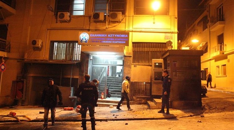 Εννέα συλλήψεις για τη χτεσινοβραδυνή επίθεση στο Α.Τ. Εξαρχείων