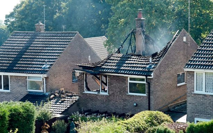 Έκρηξη τίναξε την οροφή σπιτιού στον αέρα- Φόβοι για εγκλωβισμένους (φωτό)