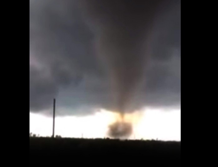 Σε απόσταση αναπνοής από τον ανεμοστρόβιλο που χτυπά την Σκάλα Λακωνίας (βίντεο)