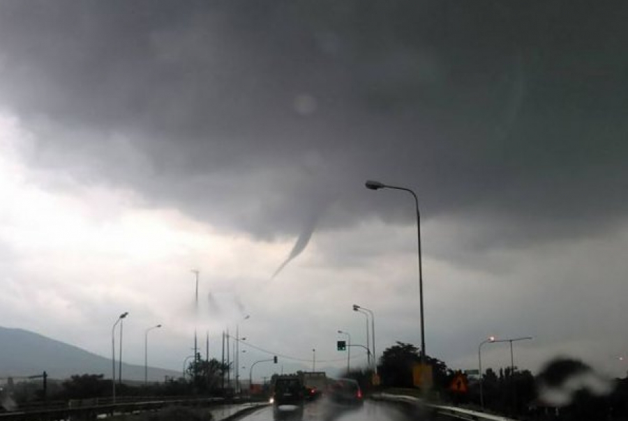 Η στιγμή που ανεμοστρόβιλος «χτύπησε» τη Θέρμη (Βίντεο)