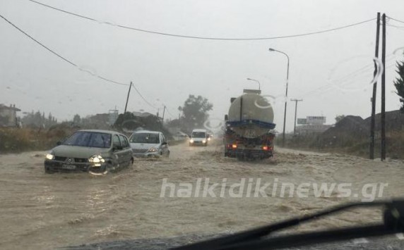 “Βούλιαξε” η Κασσάνδρα – Αποκλεισμένη η χερσόνησος για 3 ώρες λόγω βροχής