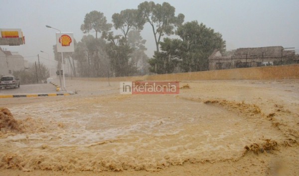 “Κατακλυσμός” χτύπησε την Κεφαλονιά και την Κέρκυρα – Άνοιξαν μέχρι και οι τάφοι! (vid)