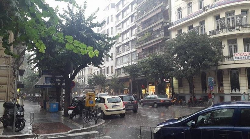 Ποτάμια οι δρόμοι στη Θεσσαλονίκη από την έντονη νεροποντή- Περισσότερες από 30 κλήσεις