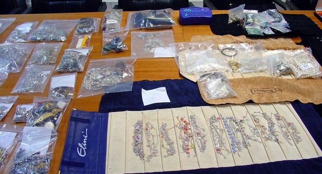 Άδειαζε με ταχυδακτυλουργικές κινήσεις γνωστά κοσμηματοπωλεία σε Αθήνα και Κηφισιά