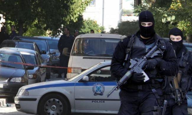 Έφοδος της Αντιτρομοκρατικής σε σπίτι στον Μαραθώνα – Σάκοι με βαρύ οπλισμό στο κρησφύγετο [φωτο]