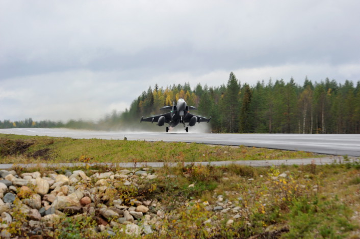 Gripen της Σουηδίας προσγειώνονται στην εθνική οδό της Φινλανδίας [φωτο-βίντεο]
