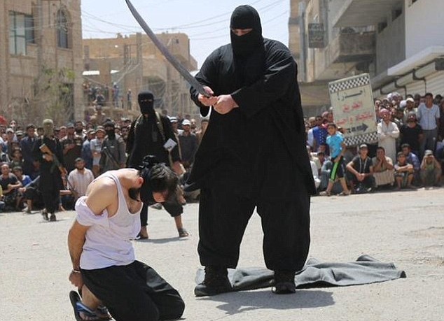 “Μπουλντόζα”: Ο ισλαμιστής του ISIS με τα μαύρα που αποκεφαλίζει και ακρωτηριάζει [φωτο]