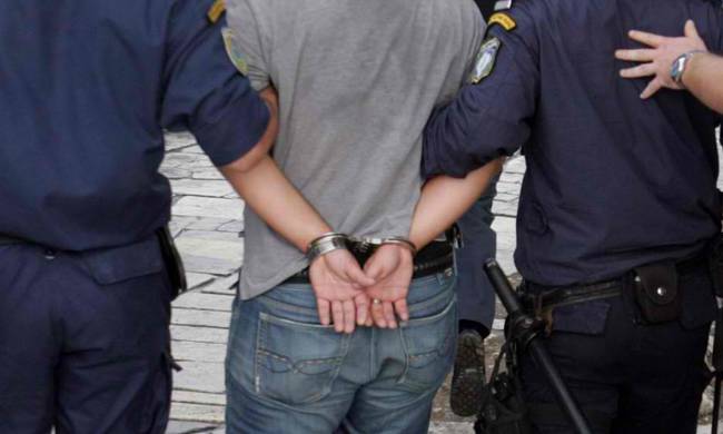 Τρεις αστυνομικοί τραυματίστηκαν σε συμπλοκή με έμπορο ναρκωτικών στο Βόλο