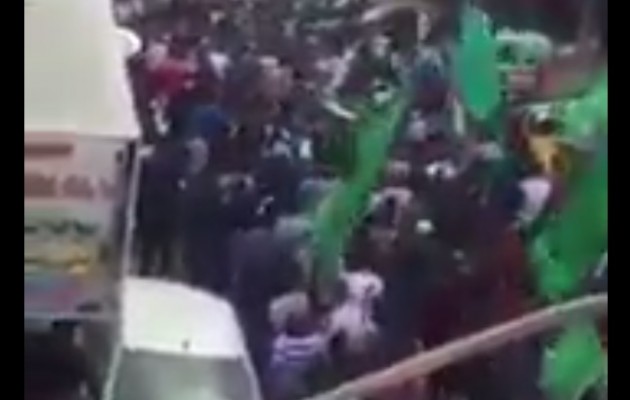 Εκατοντάδες Παλαιστίνιοι φωνάζουν «Αλλάχ Ουάκμπαρ» στα Ιεροσόλυμα [βίντεο]