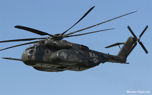 Δείτε πως «φρενάρει» ένα MH-53E στον αέρα – Βίντεο
