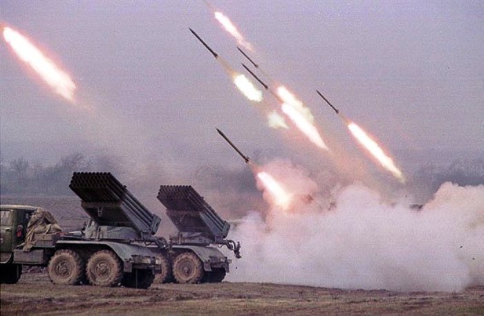 Ο συριακός  Στρατός ισοπεδώνει θέσεις της ISIS με BM-21 Grad – Βίντεο