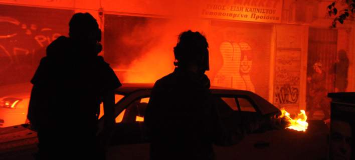 «Μάχη» αναρχικών – αστυνομικών τα ξημερώματα έξω από το Πολυτεχνείο!