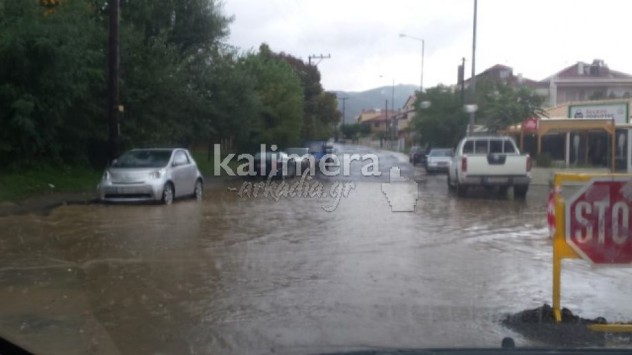 Τρίπολη: Πλημμύρισαν οι δρόμοι από τη βροχή (βίντεο)