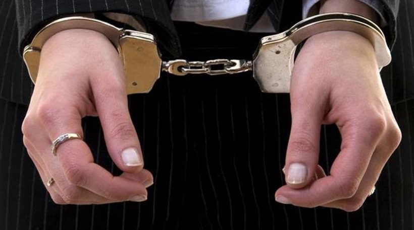 Χειροπέδες σε 58χρονη για χρέη 4,6 εκατ. ευρώ προς το δημόσιο