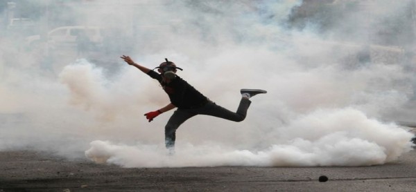 Ισραηλινοί έποικοι βρίζουν και αφήνουν τον αιμόφυρτο Παλαιστίνιο αβοήθητο στο δρόμο να πεθάνει [βίντεο]