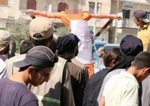 Δεν έχει τέλος η βαρβαρότητα των τζιχαντιστών – Σταύρωσαν και αποκεφάλισαν δουλέμπορο μπροστά σε πλήθος [φωτό]