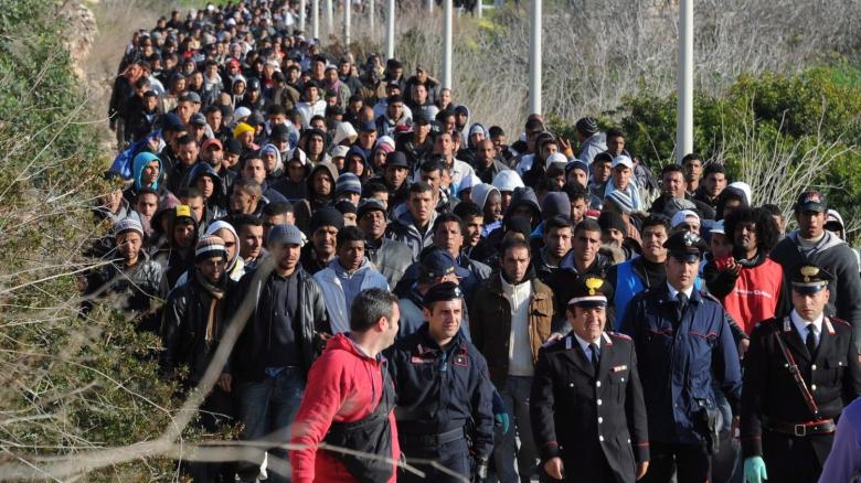 Ο νέος στρατός κατοχής: Φάλαγγες με χιλιάδες λαθρομετανάστες εισβάλλουν στην Ευρώπη