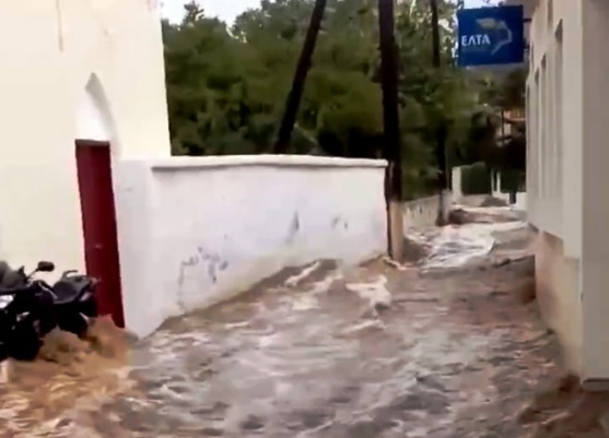 Εικόνες καταστροφής στις Οινούσσες από την κακοκαιρία – Ένα με την θάλασσα έγινε το νησί από την νεροποντή (Βίντεο)