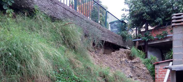 Λαμία: Βούλιαξε δρόμος από τη σφοδρή κακοκαιρία και κινδύνευσε 8χρονη (φωτο)